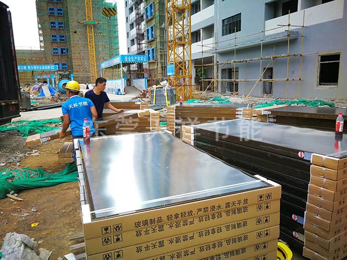 龍光電子廠員工宿舍樓太陽能熱水系統(tǒng)安裝 龍光電子廠員工宿舍樓太陽能熱水系統(tǒng)安裝